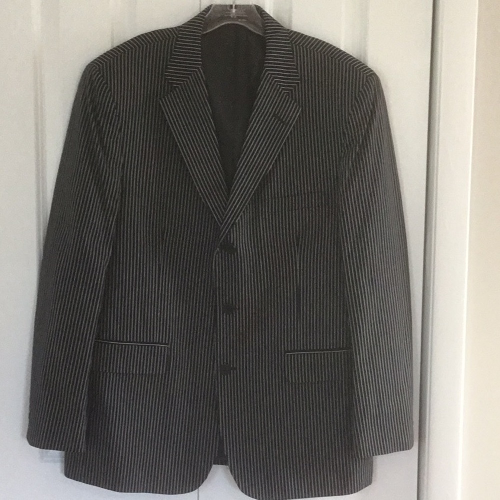 Irvine Park Black & White Pinstripe sports Coat - Size 42-2 - LIKE NEW